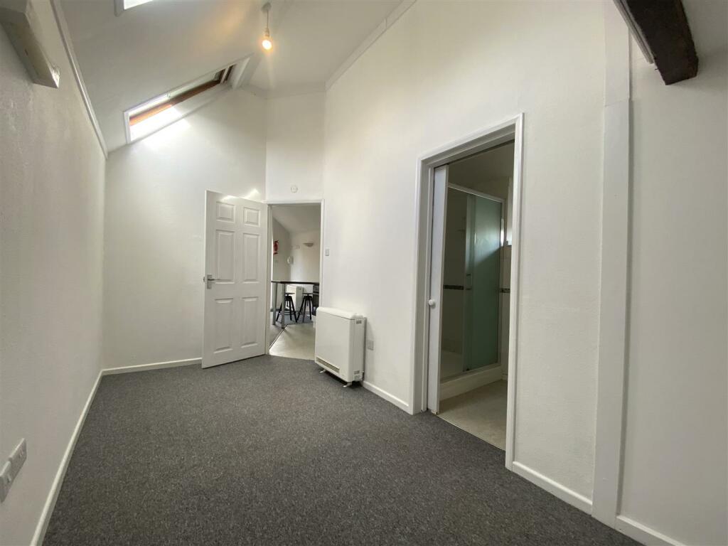 Bedroom..jpeg