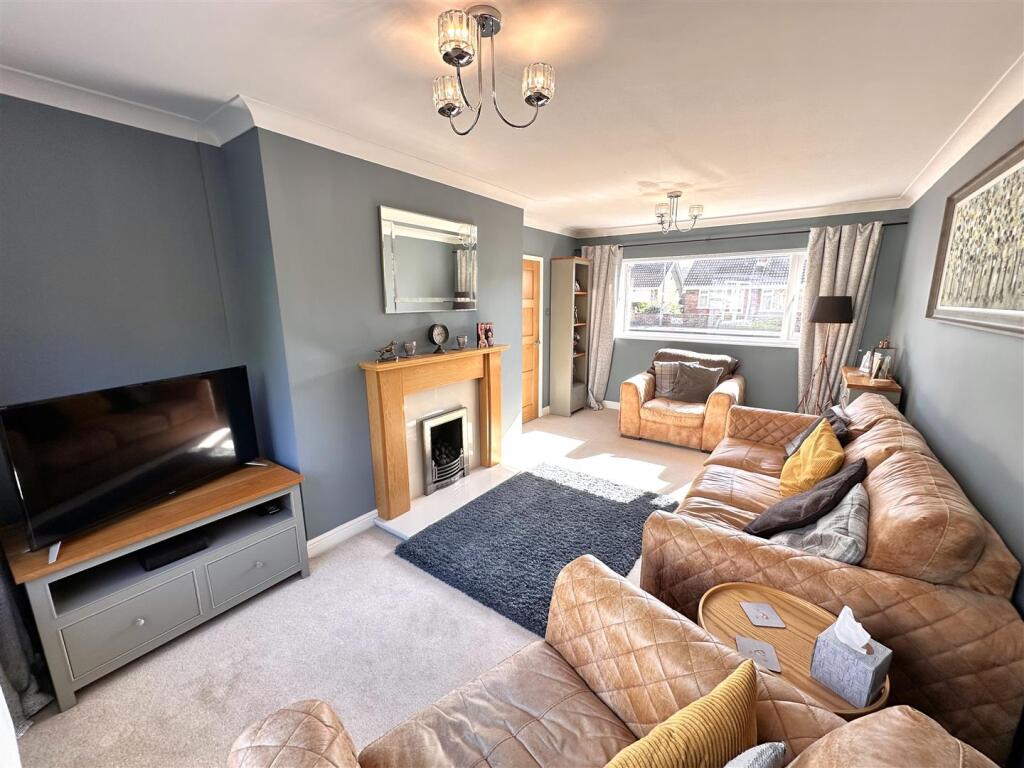 Large Dual-Aspect Living Room 480