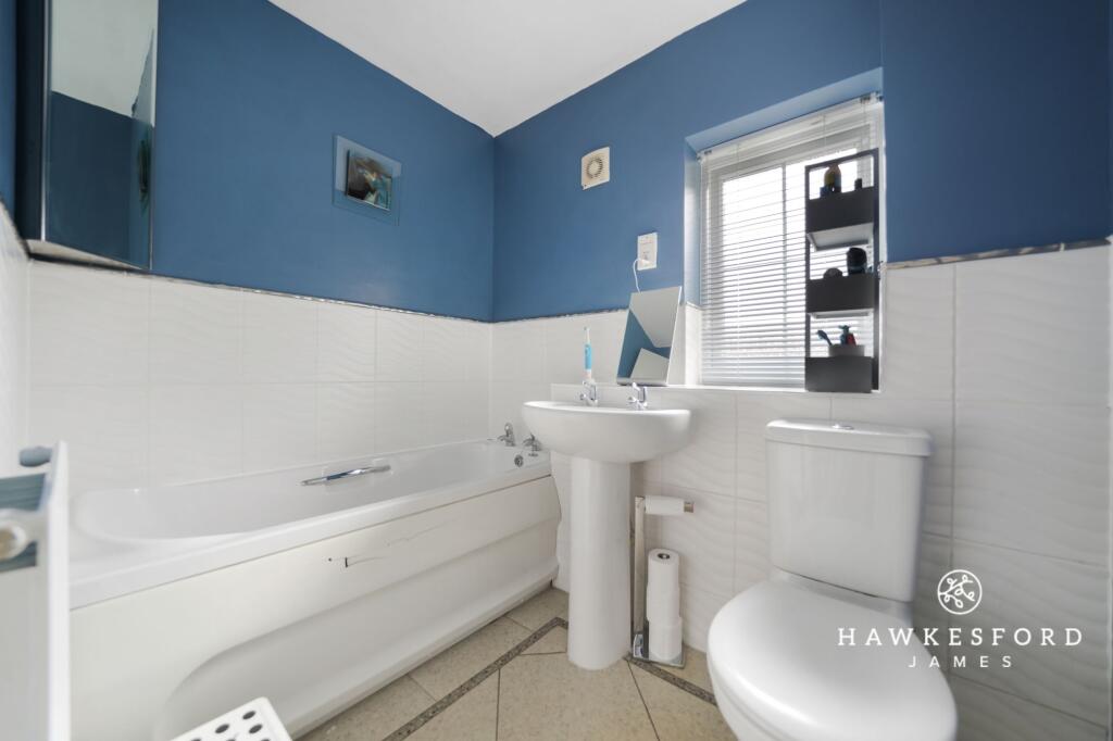Monarch Drive, Sittingbourne - Family bathroom