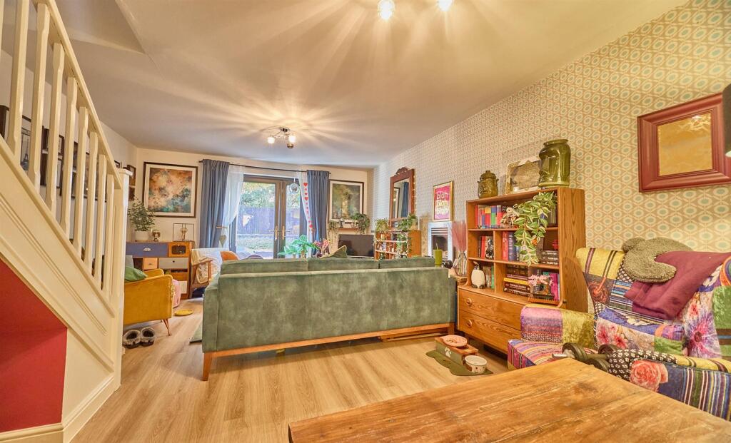 Lounge diner to rear