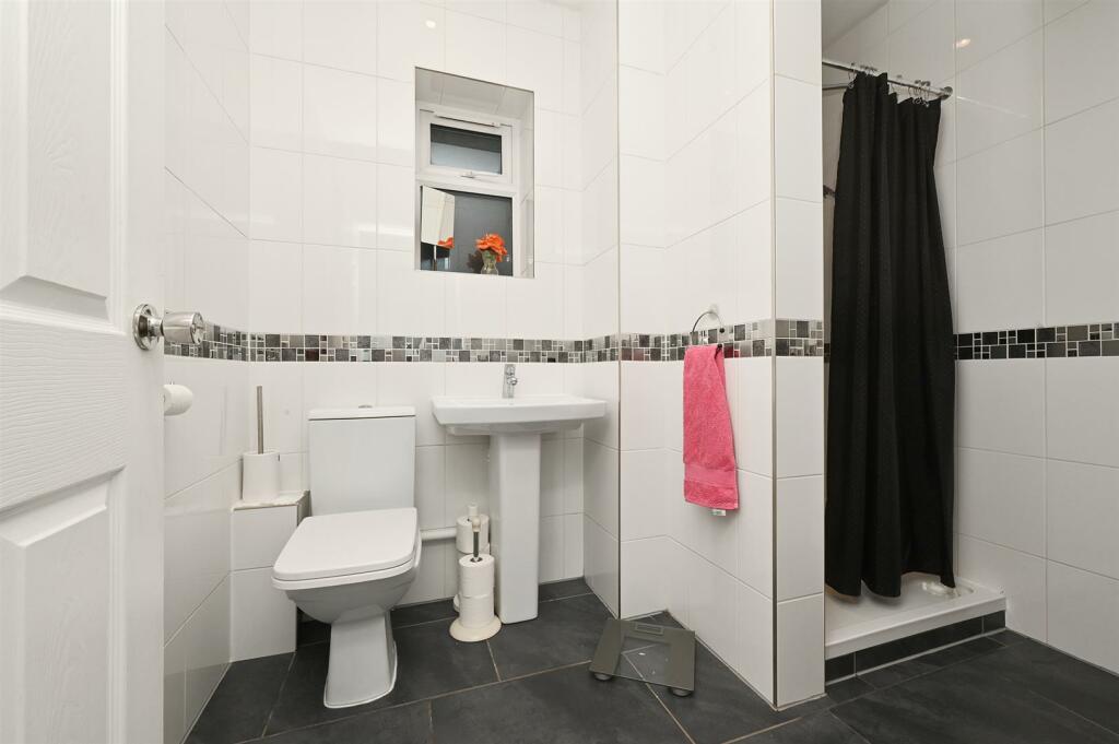 Annexe - shower room.jpg