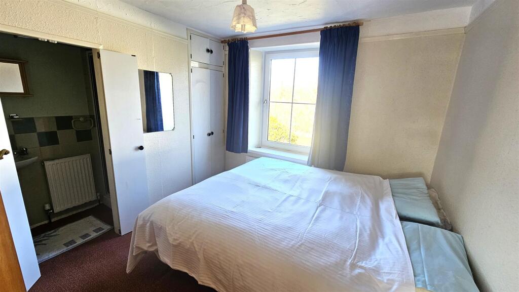 Bedroom 1.jpg