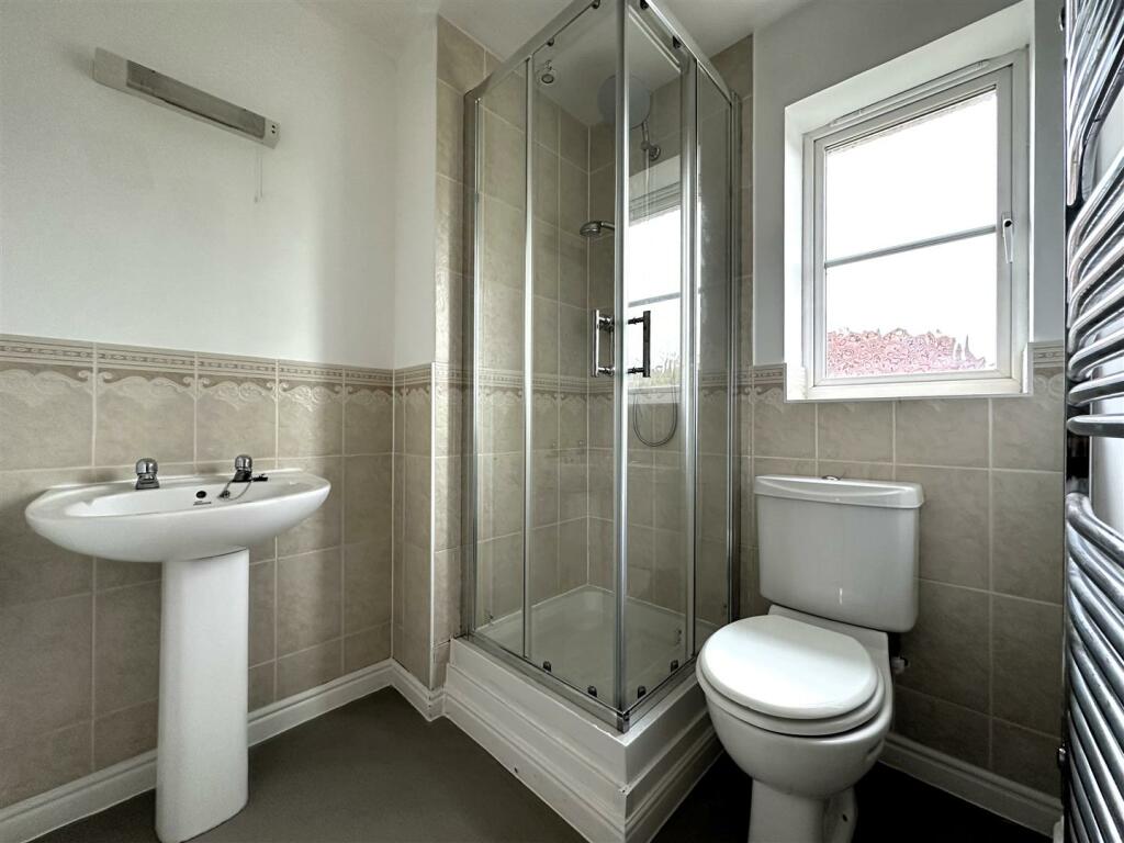 Room 4 Ensuite.jpg