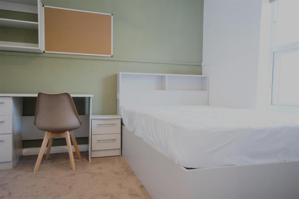 Bedroom 5 ensuite (1).JPG