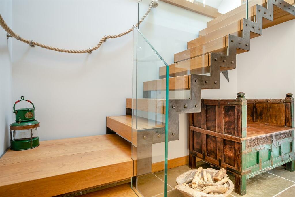 8568517-interior40.jpg