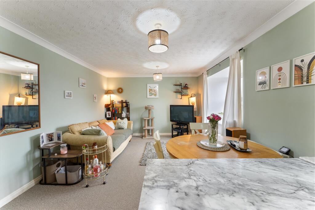 Open Plan Lounge &amp; Kitchen Diner