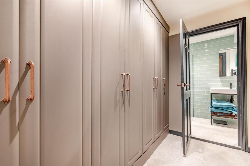 Dressing Area/Wardrobes