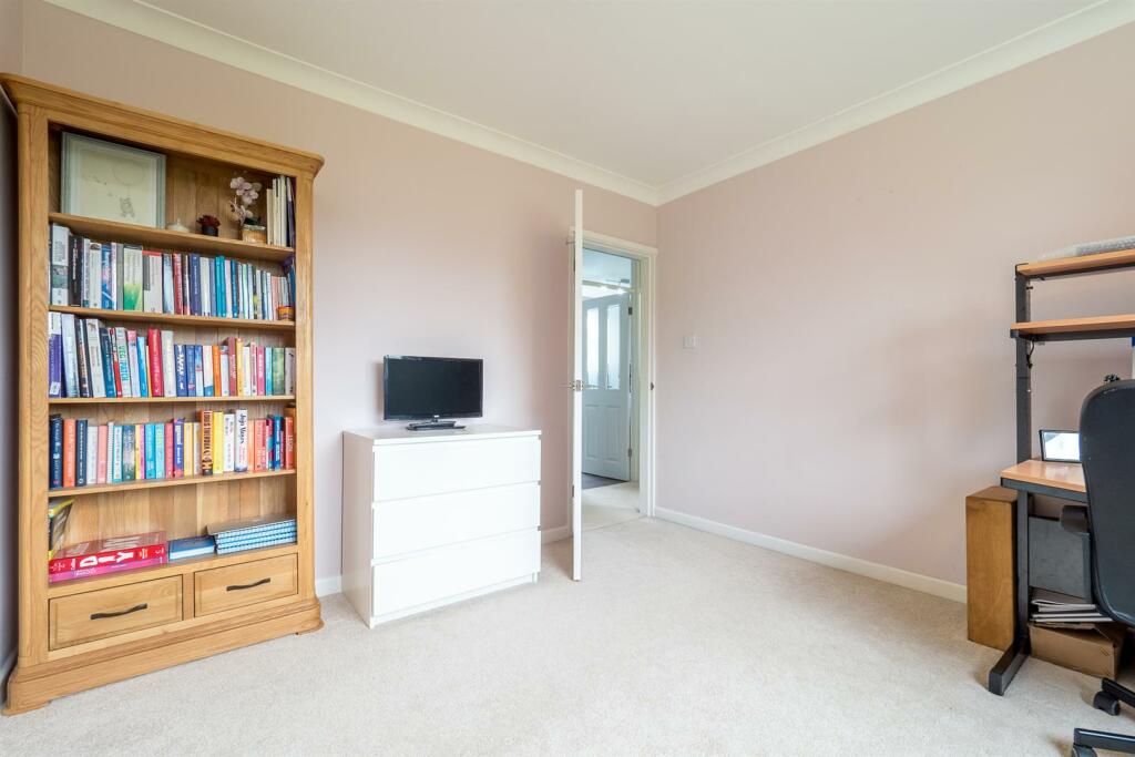 Flat 13 Brookhurst Court-11.jpg