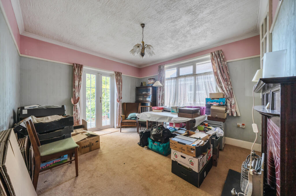 1370981-5-68fb632...