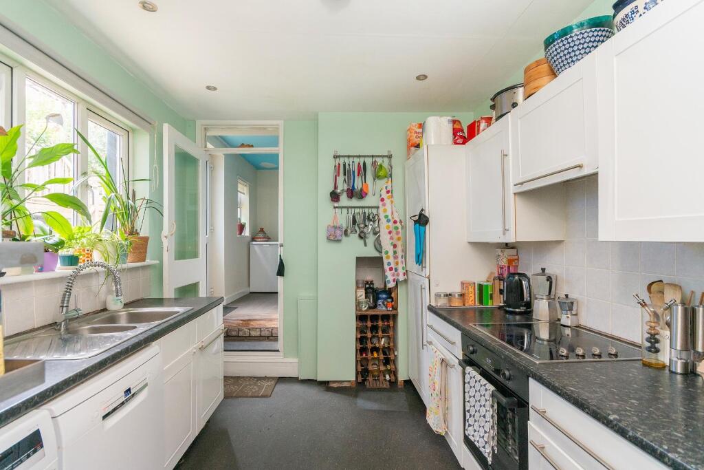 8D6RWH - Kitchen B.jpg