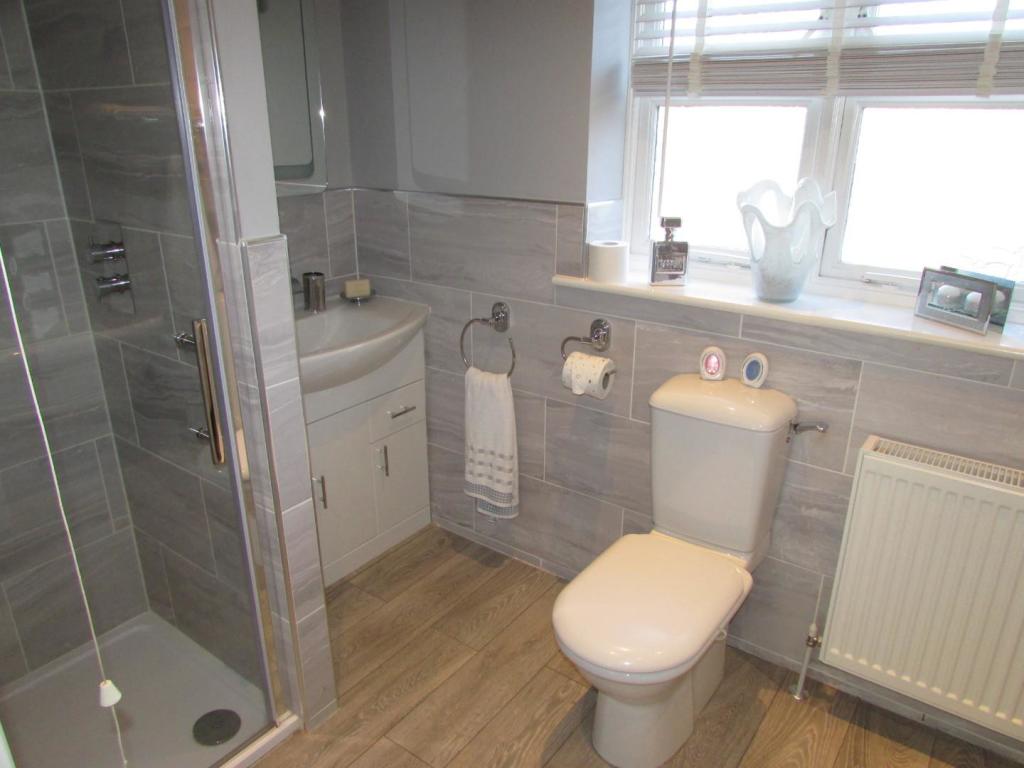 NewOakCl34ensuite2.JPG