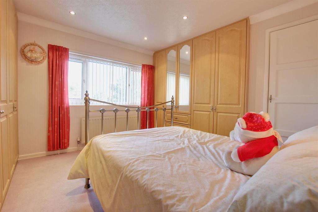 BEDROOM 1 (FRONT)