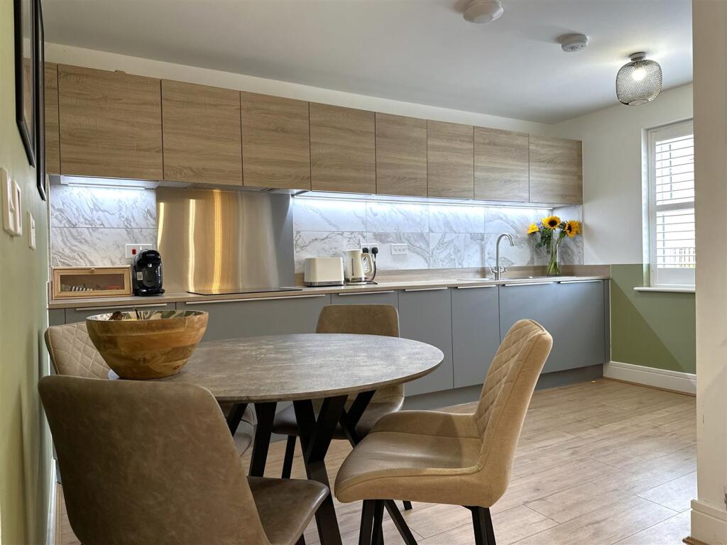 Stunning Dining Kitchen 704