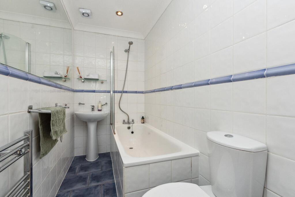 108b Palmerston Road, Wimbledon bathroom.jpg