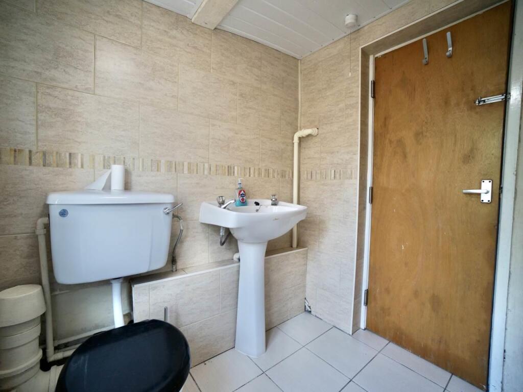 Bathroom2.jpg