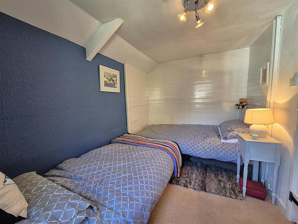 Twin bedroom