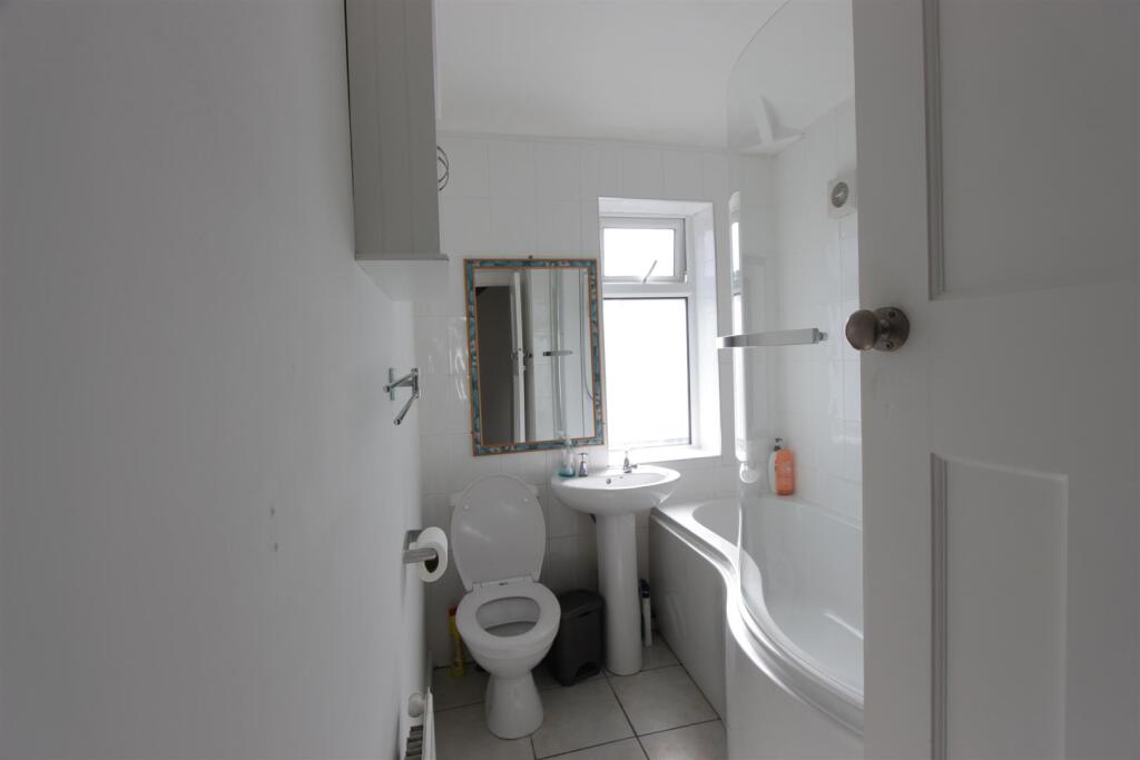 Bathroom pt2.JPG