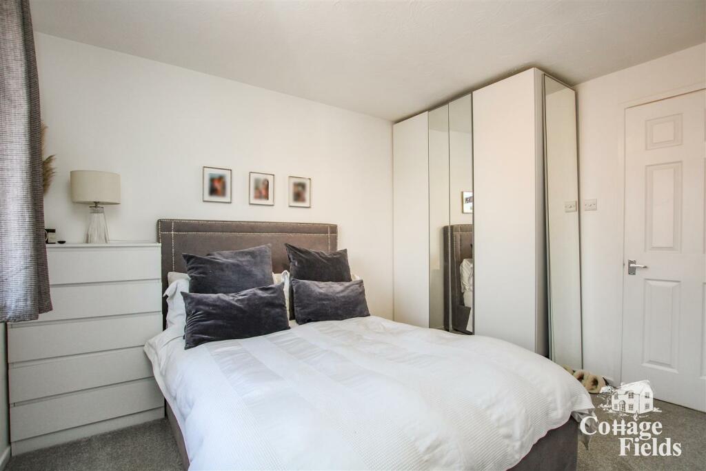 bedroom 1 (2).JPG