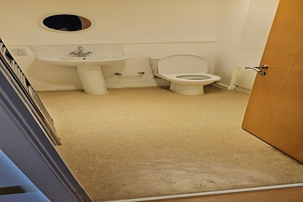 Macro Island - Bathroom