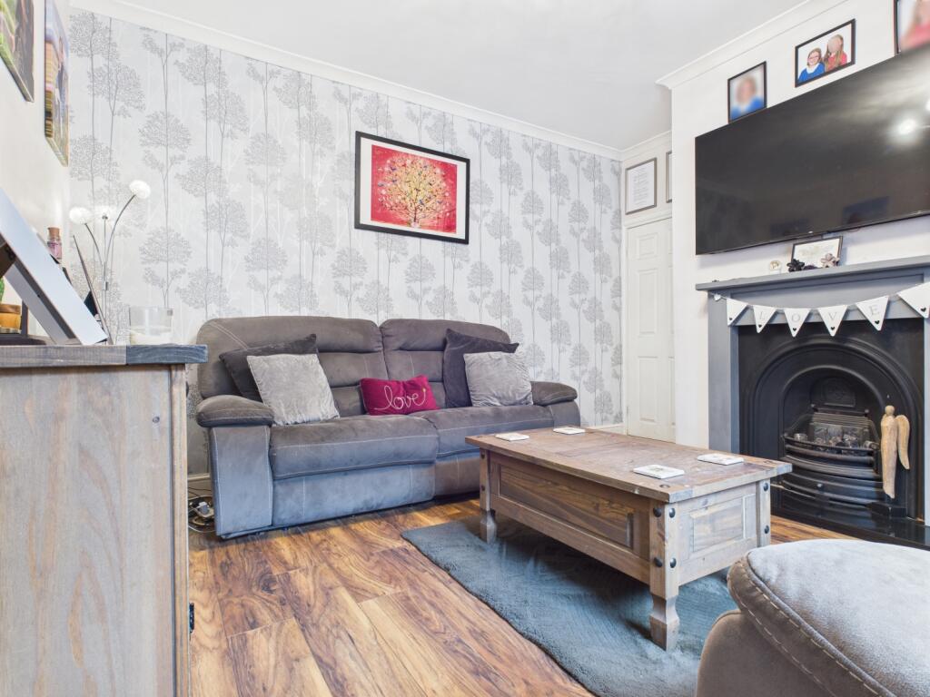 CAM03729G0-PR0103-STILL002