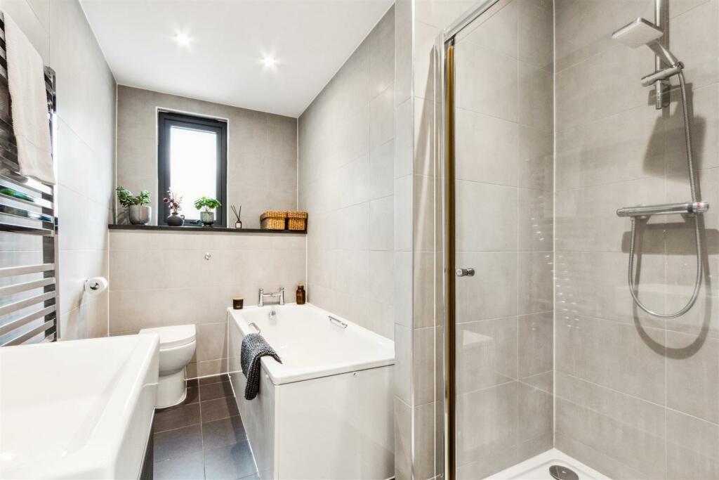 9 Vulcan House bathroom 1b.jpg