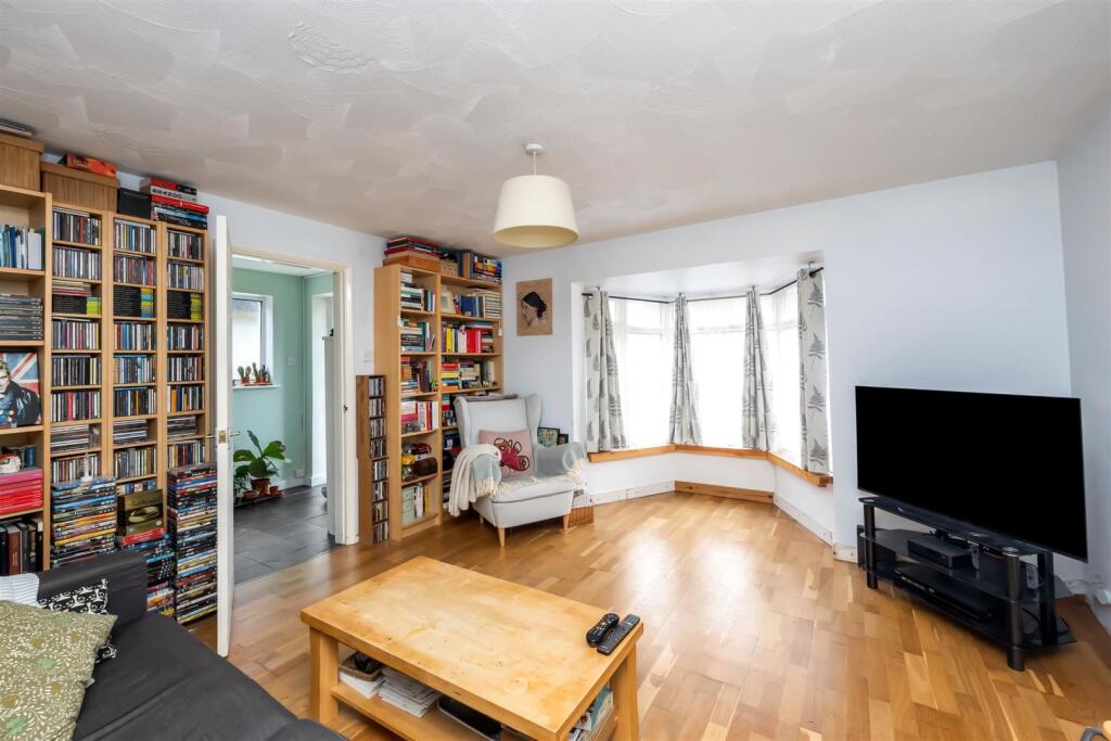 Chichester Close 3 LIVNG TO KITCHEN.jpeg