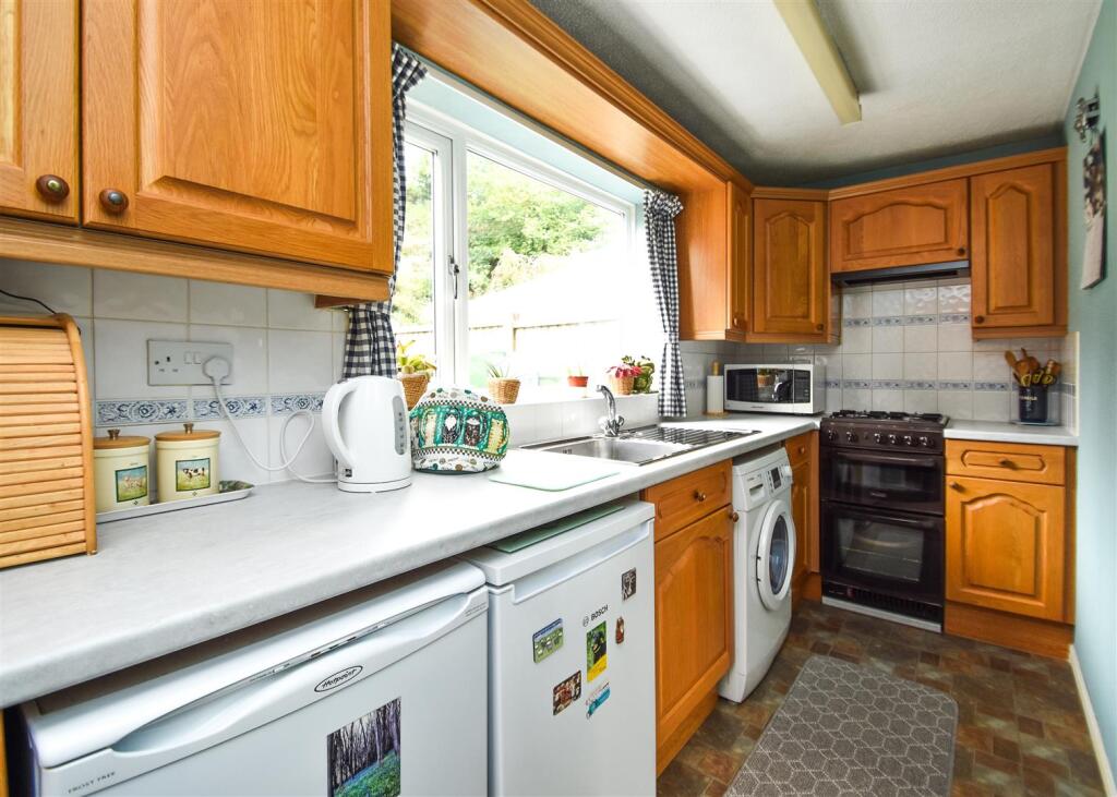 11 Quendale - Kitchen.jpg