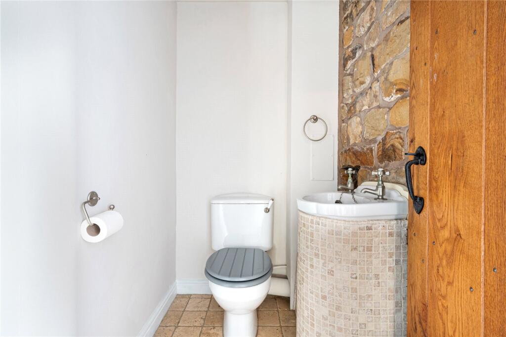 2pc Cloakroom