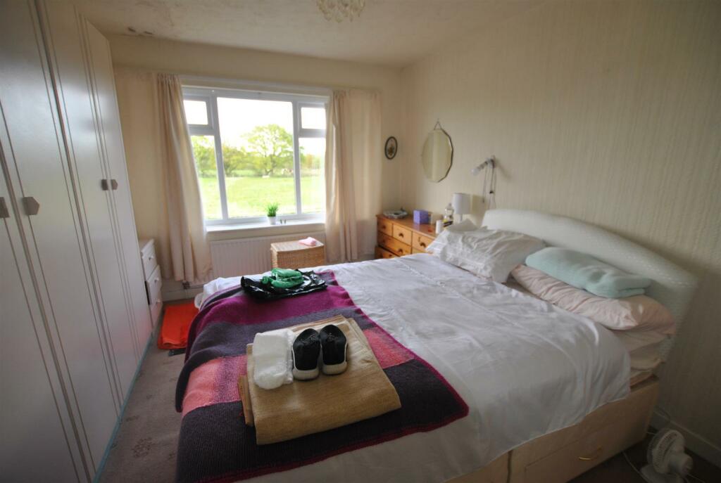 MAIN BEDROOM