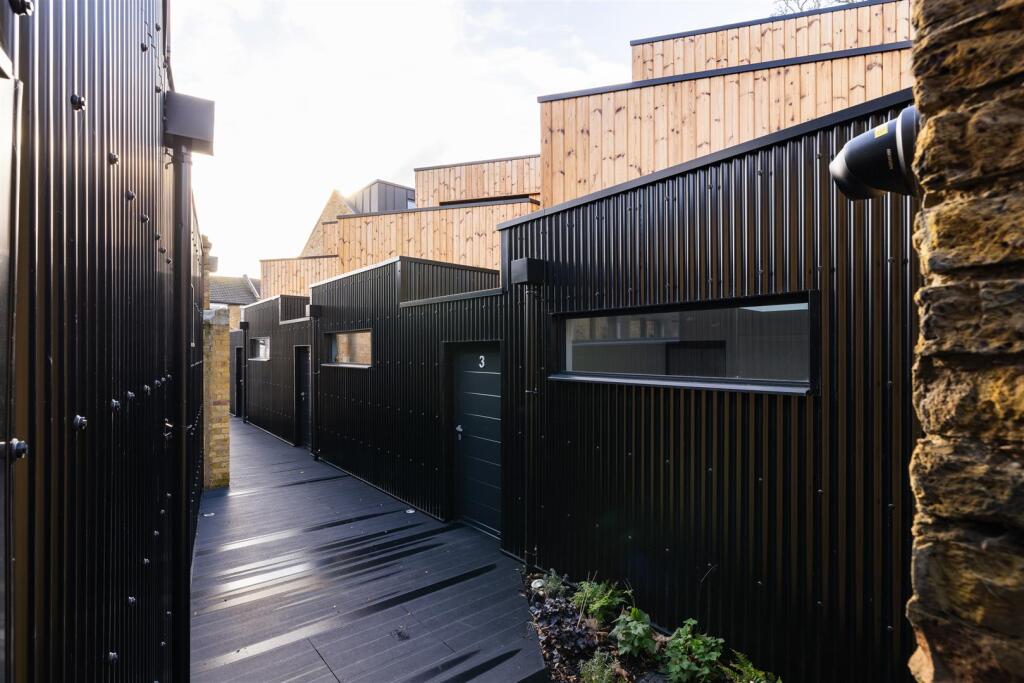 Coach Yard E10