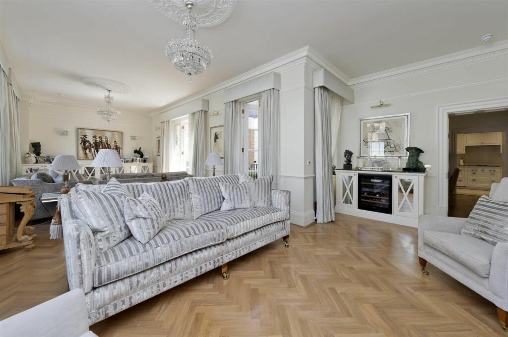 1b eaton sq-6973.jpg