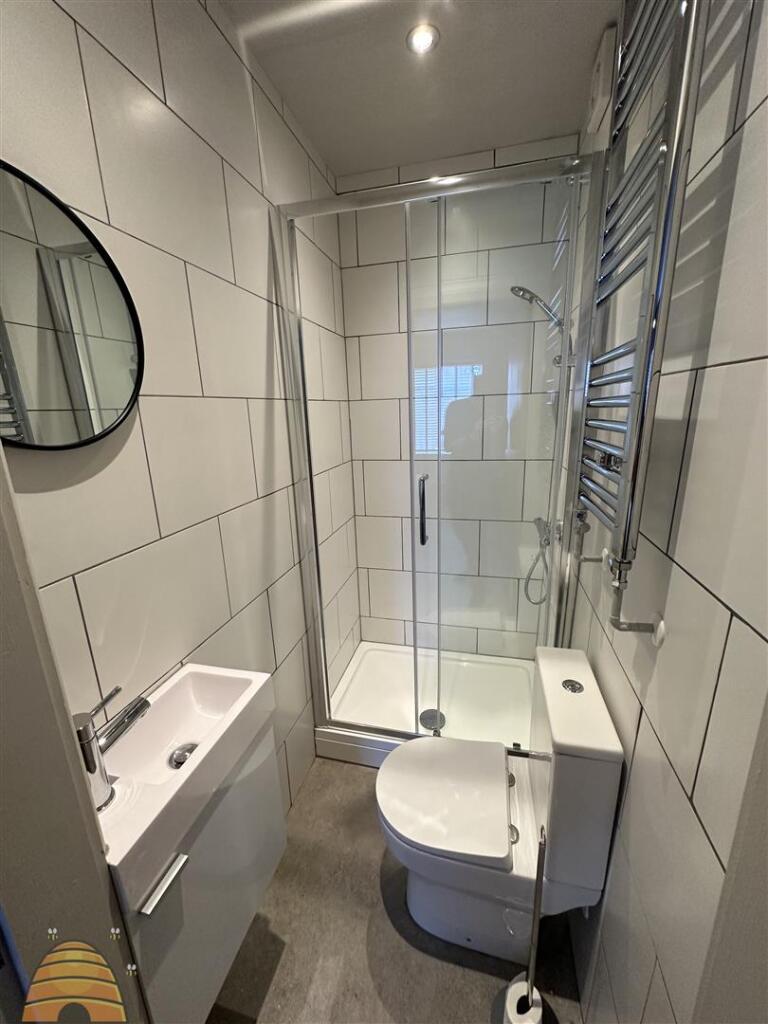 4 ensuite.jpg