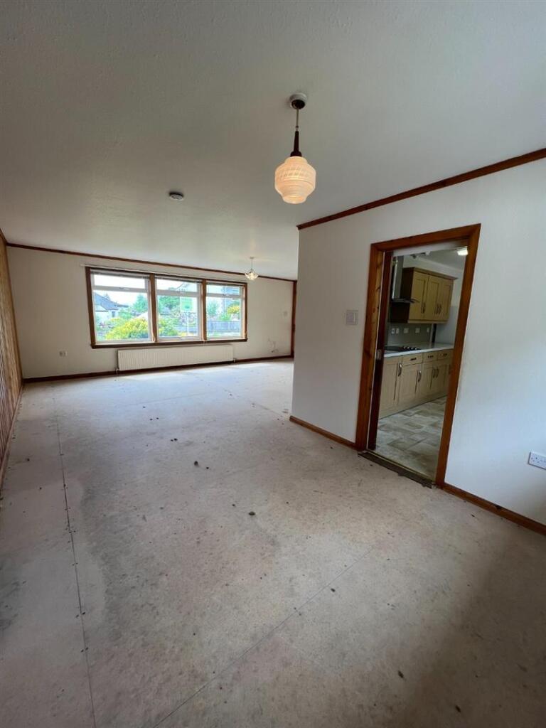 Lounge/Dining Room (L-shaped)