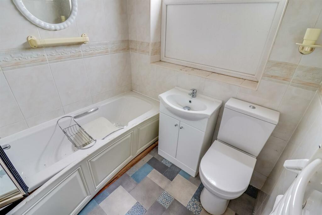 BATHROOM/W.C.