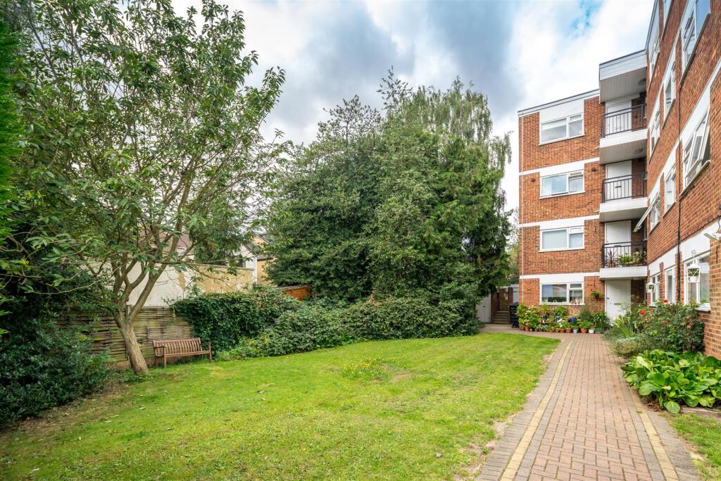 Lynwood Close, E18