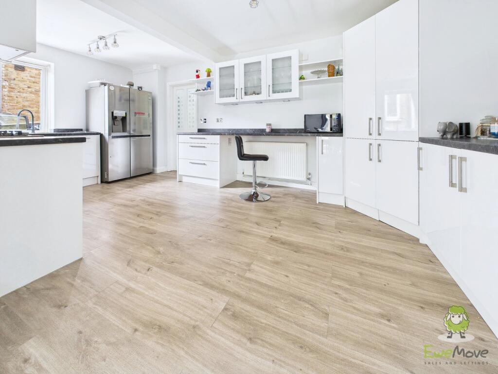 CAM01543G0-PR0160-STILL006