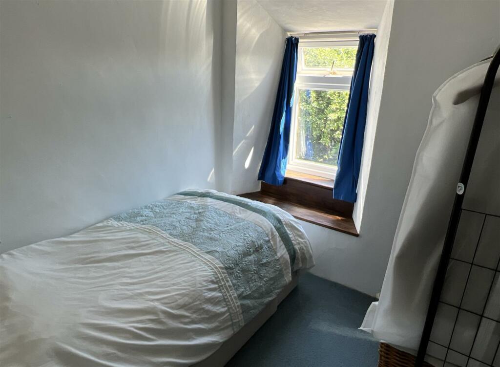 bed 2.jpg