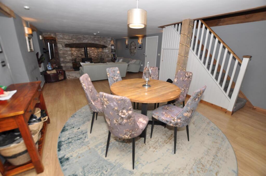 Open plan lounge/dining/family room