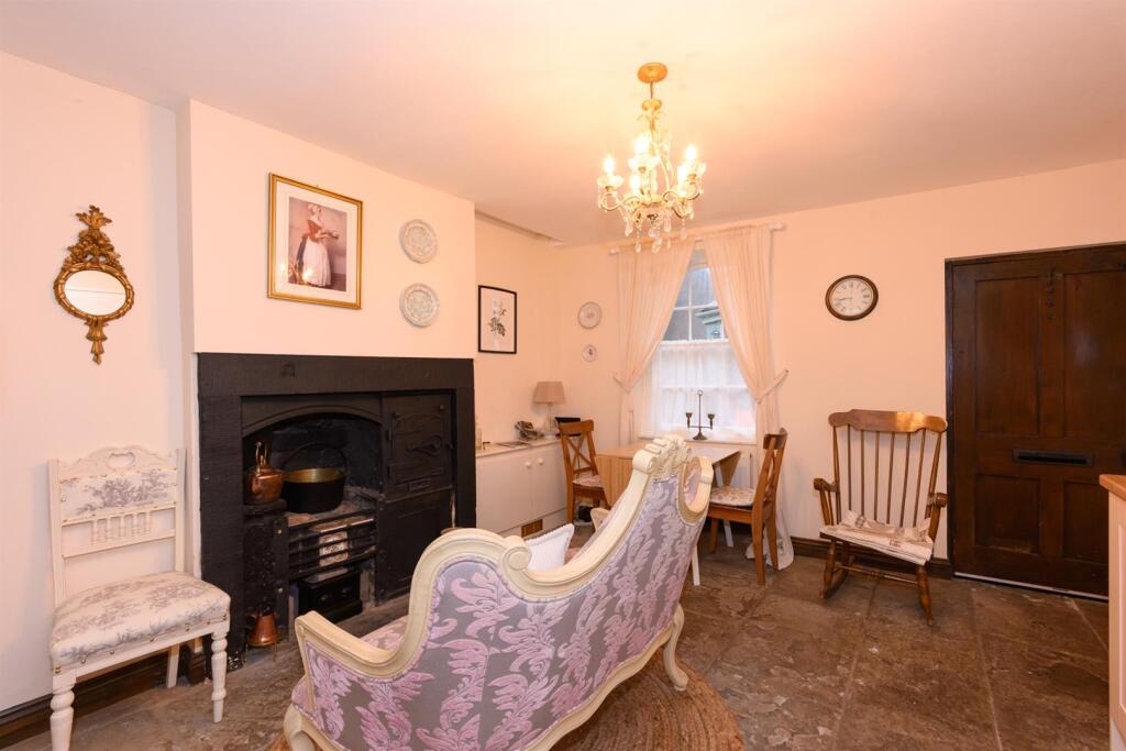 OPEN PLAN KITCHEN/SNUG