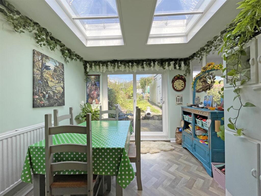 Vicarage Gardens 11 Dining Area Front.jpg