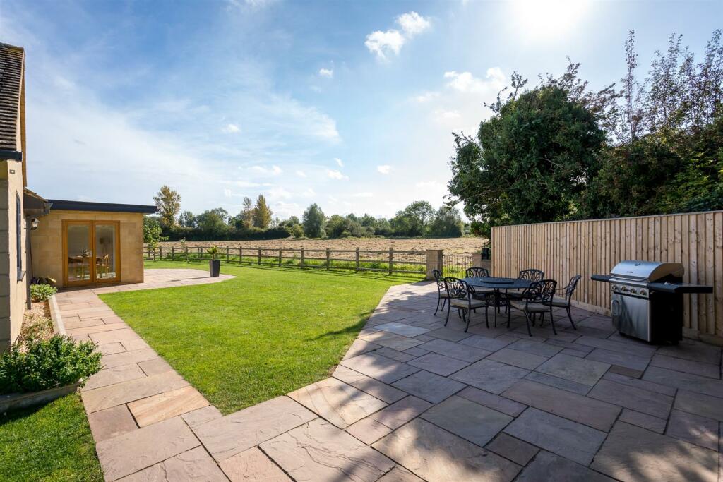 30 - The Orchard - GL7 6DU - Web.jpg