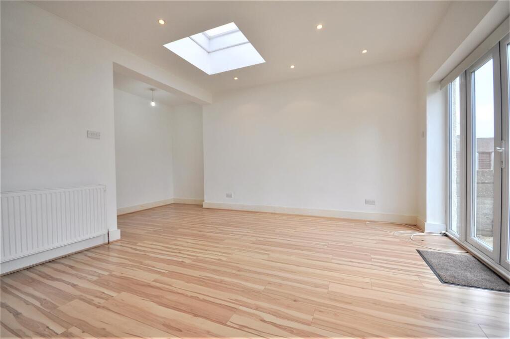 Whippendell Road 474, flat 1 living room 02.JPG