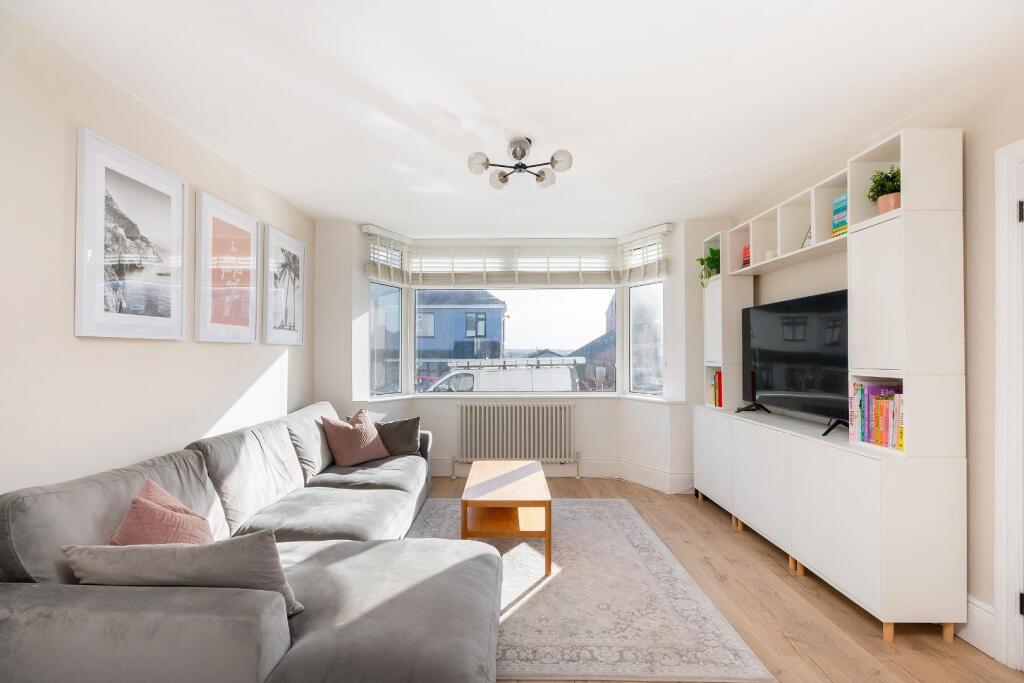 7L5RBD - Living Room D.jpg
