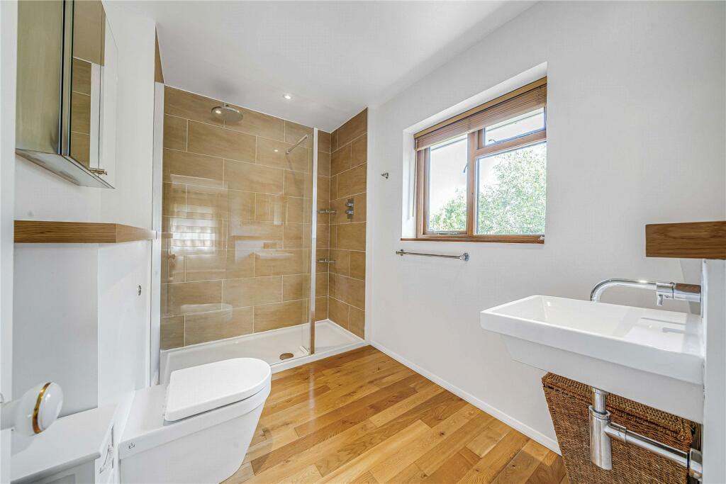 Ensuite To Bed One