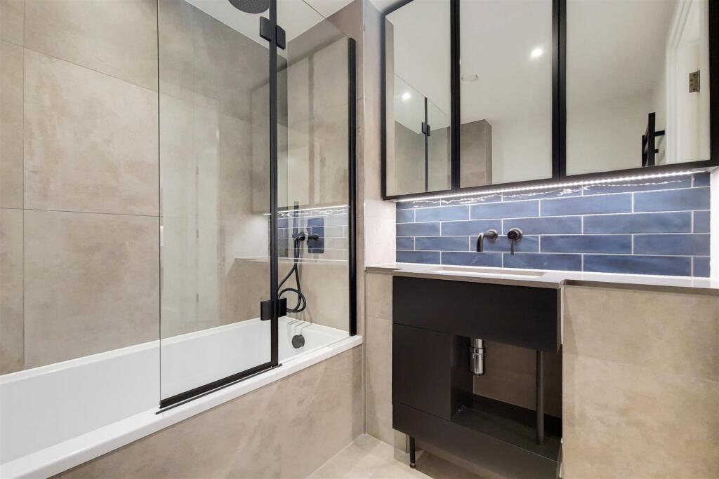 6_Bathroom-0.jpg