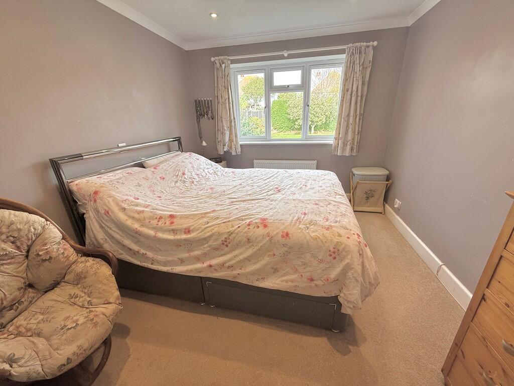 12 Knightscroft A...