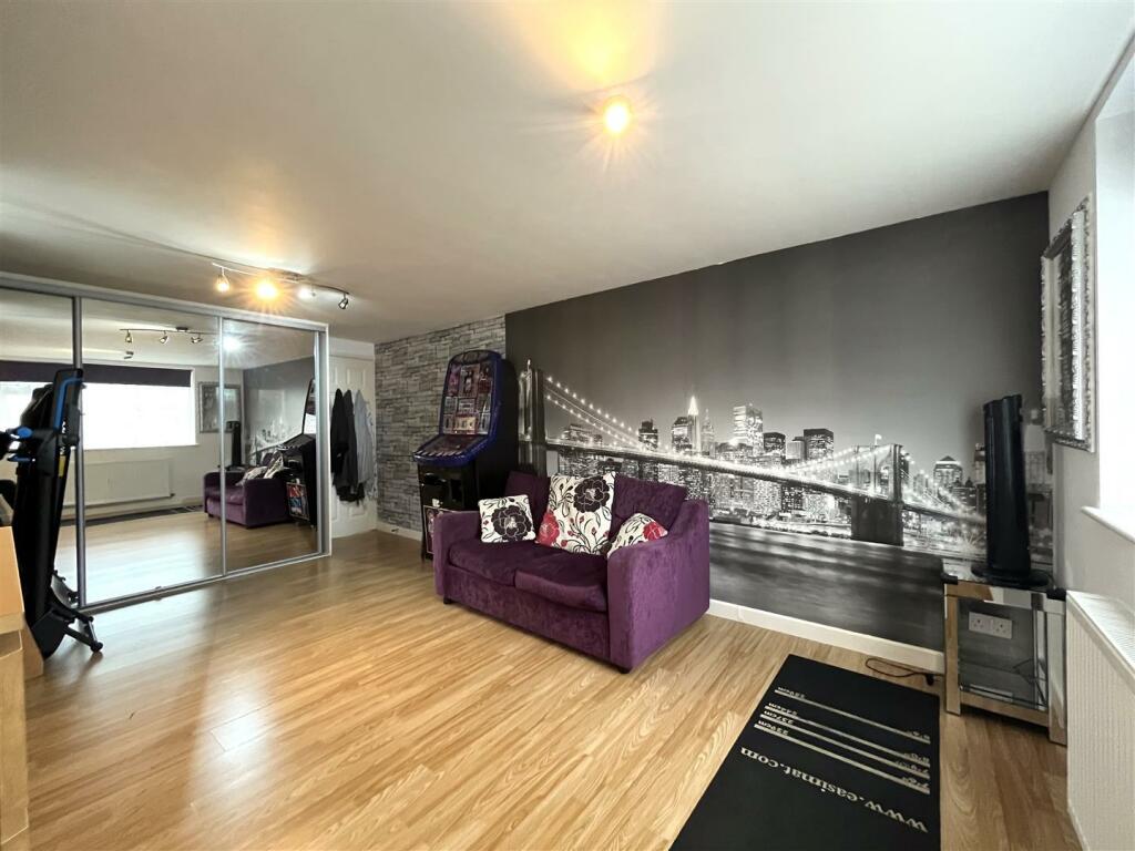 ROOMY FAMILY ROOM/ADDITIONAL BEDROOM