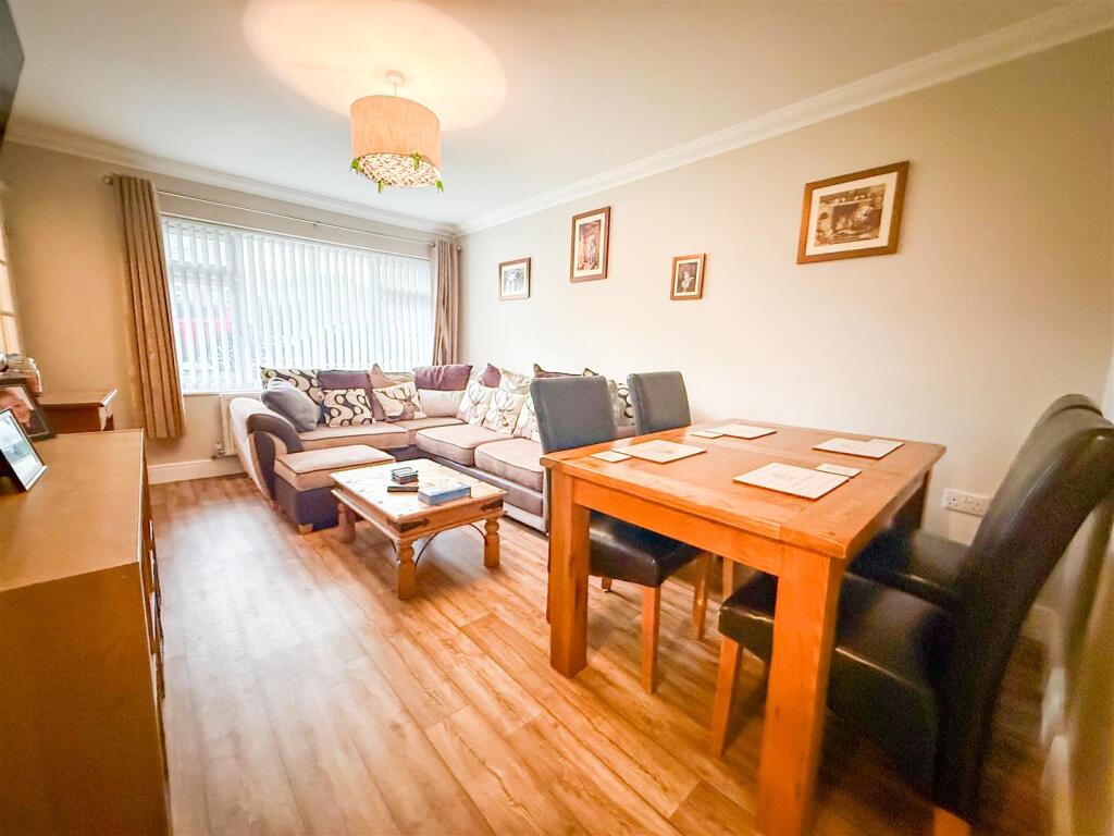 LOUNGE/DINER