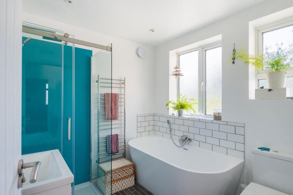0O8CDD - Bathroom C.jpg