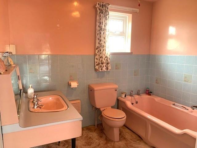 EN-SUITE 3 PIECE BATHROOM